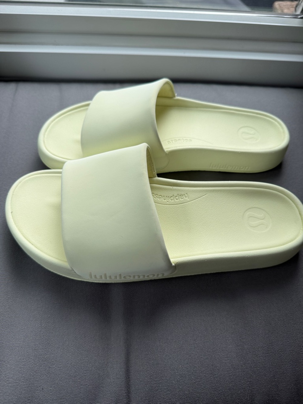 Lululemon Restfeel slides - Picture 3 of 5